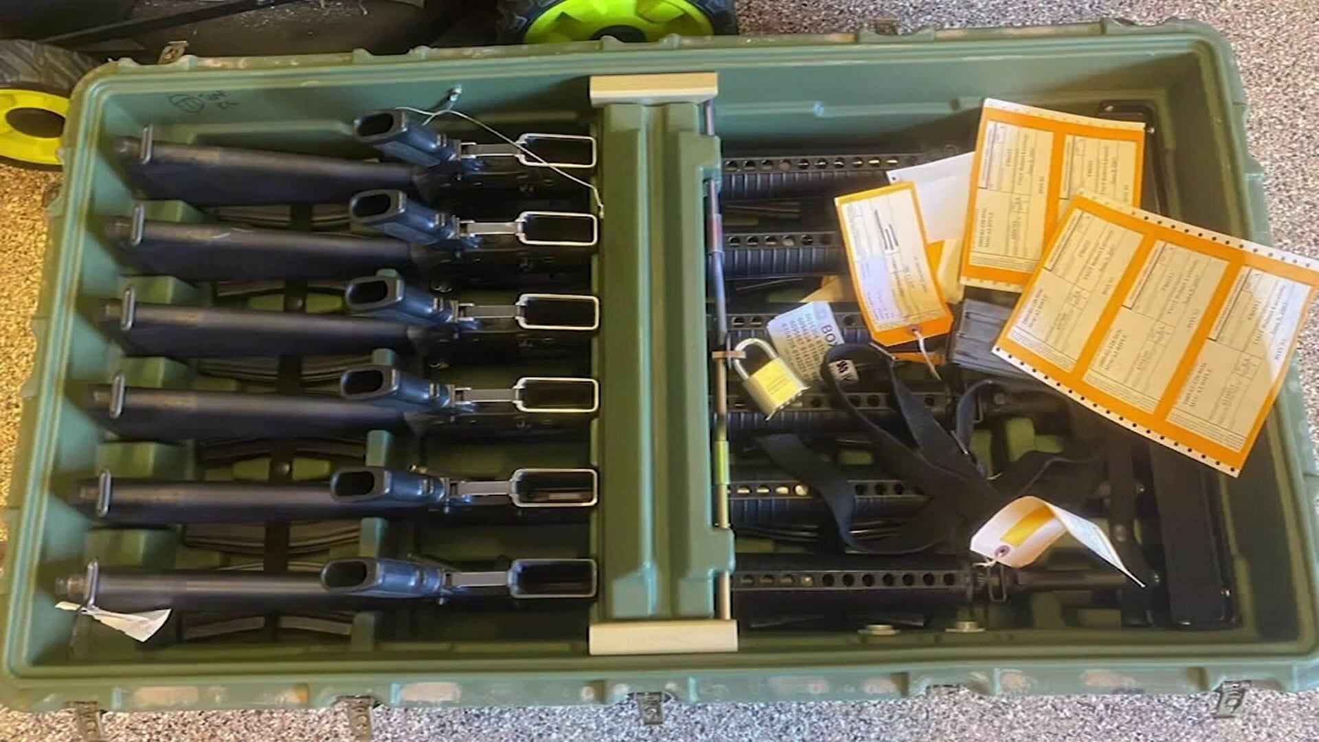 Texas couple finds fully automatic military-grade M16s in