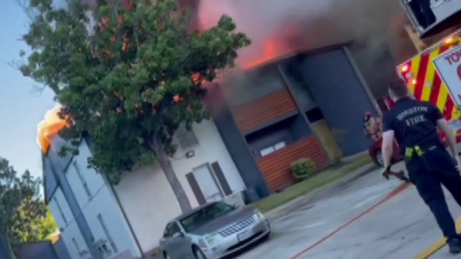 People jump from second-story balconies to escape West Houston apartment fire