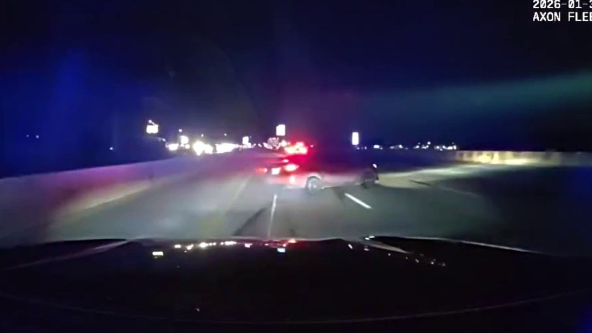 ভিডিও: স্প্লেন্ডোরা পুলিশ পালানো গাড়ি থামাতে গ্র্যাপলিং ডিভাইস ব্যবহার করছে