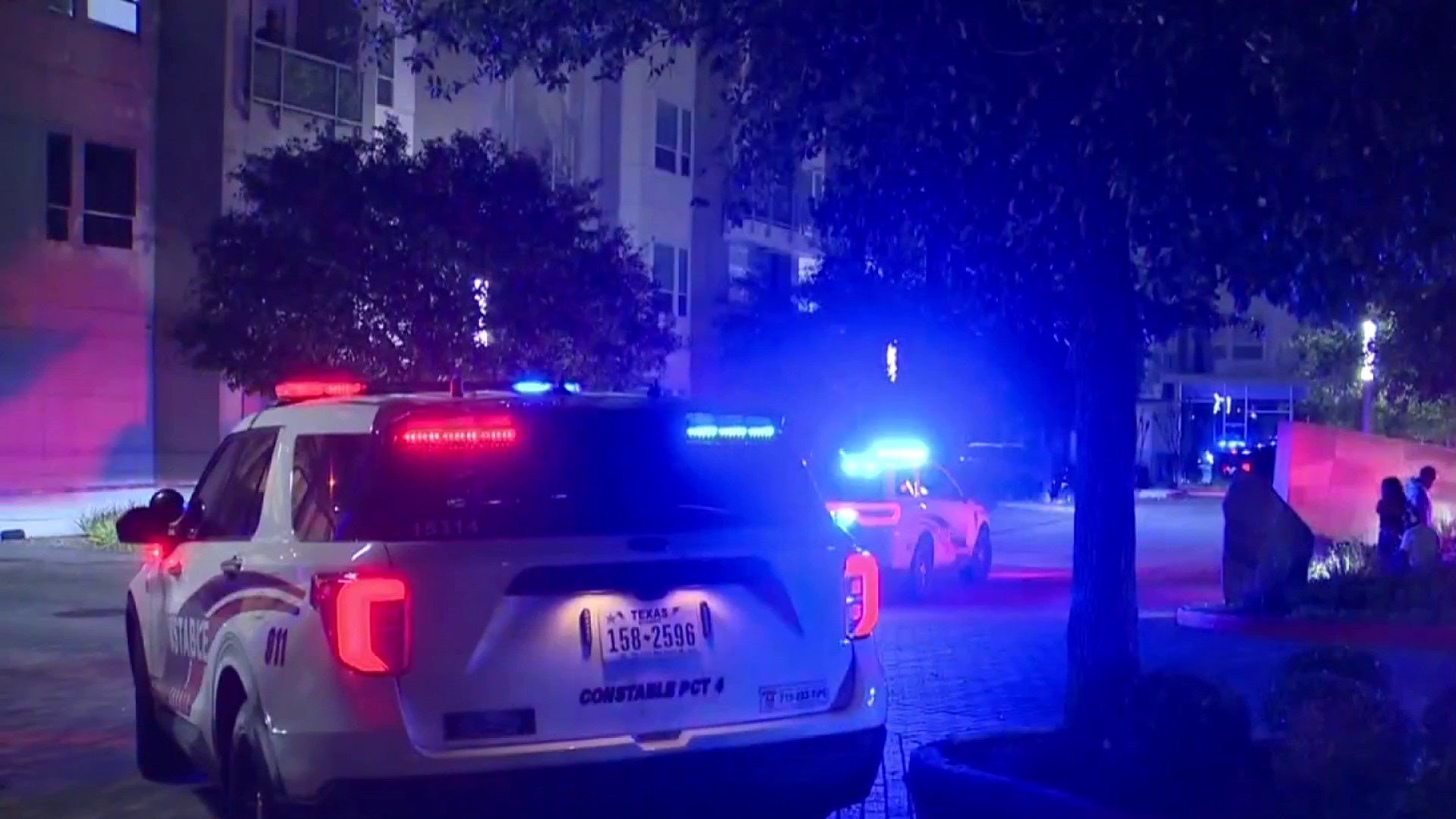 অনলাইনে বিক্রি করার পরে স্প্রিংস অ্যাপার্টমেন্ট কমপ্লেক্সে ডাকাতির চেষ্টায় 16 বছর বয়সী ছেলে 3 বার গুলি করে