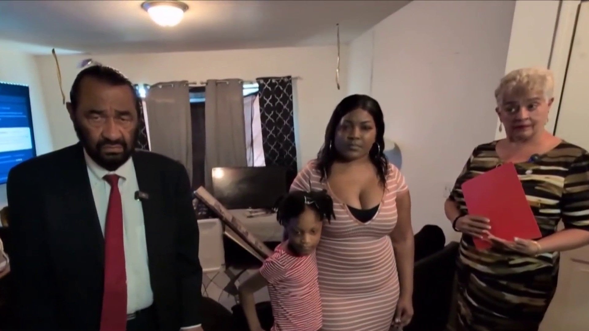 Houston councilwoman, congressman tour Sunnyside apartment in ‘deplorable’ condition, demand change