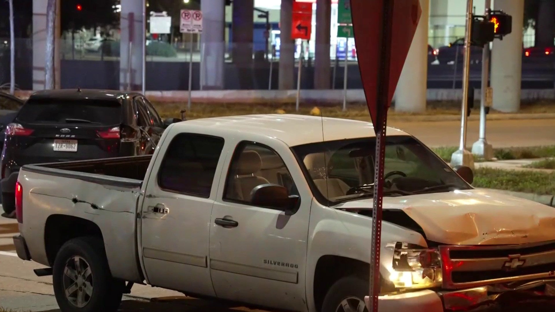 ড্রাইভার লাল আলো চালায় এবং শহরে অজ্ঞাত পুলিশ গাড়ির সাথে সংঘর্ষের পরে HPD অফিসার হাসপাতালে ভর্তি