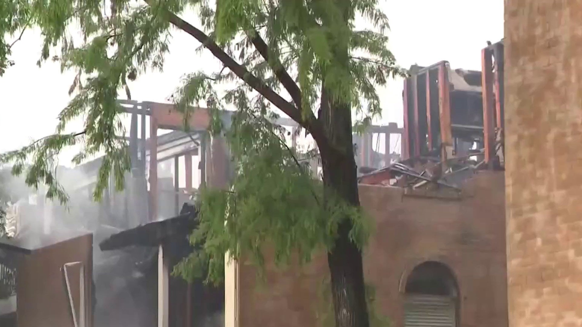 BBQ Grill acusa a las víctimas de incendios de grandes apartamentos diciendo que comienza en el balcón