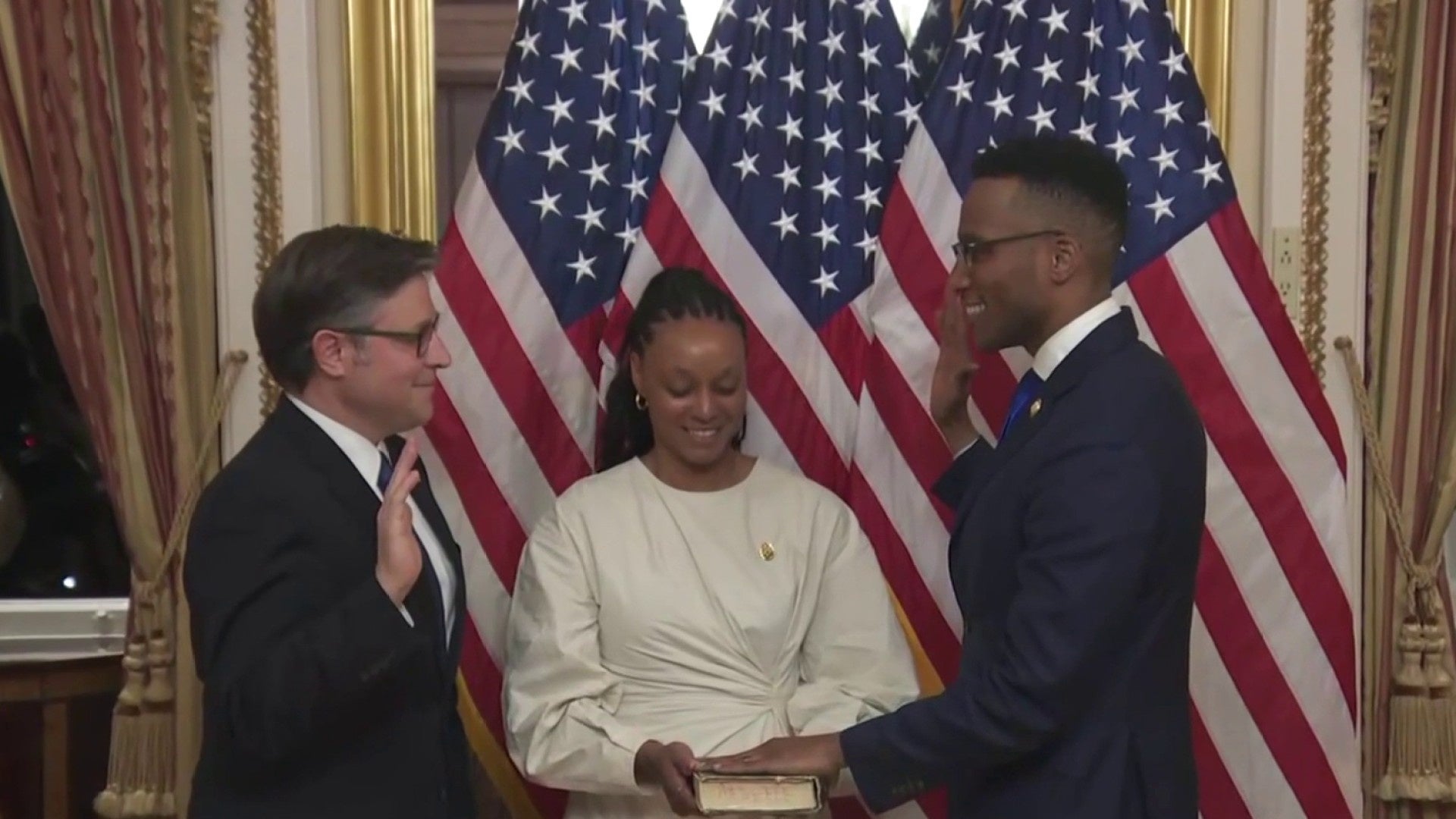 টেক্সাস কংগ্রেসনাল ডিস্ট্রিক্ট 18 বিশেষ নির্বাচনে জয়লাভের পর ক্রিশ্চিয়ান মেনেফি শপথ নিয়েছেন