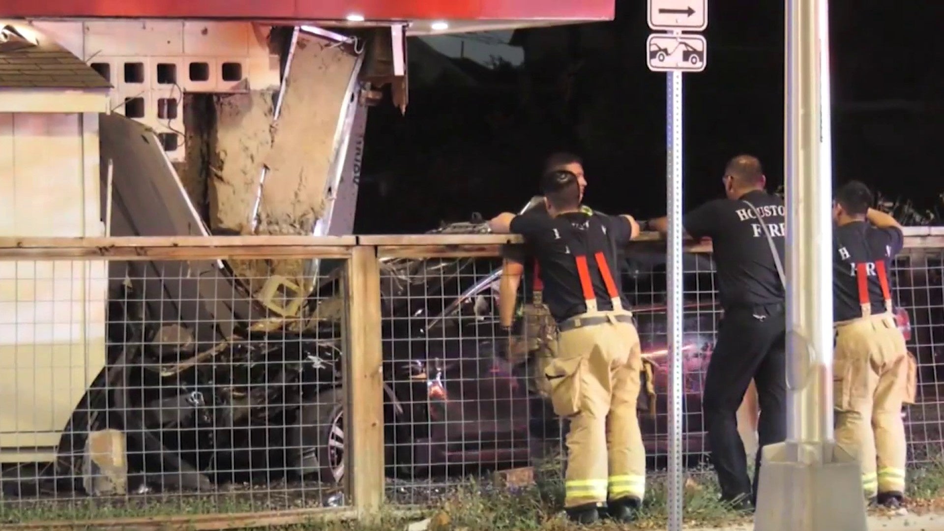 Woman dead after crashing into building in Houston Heights