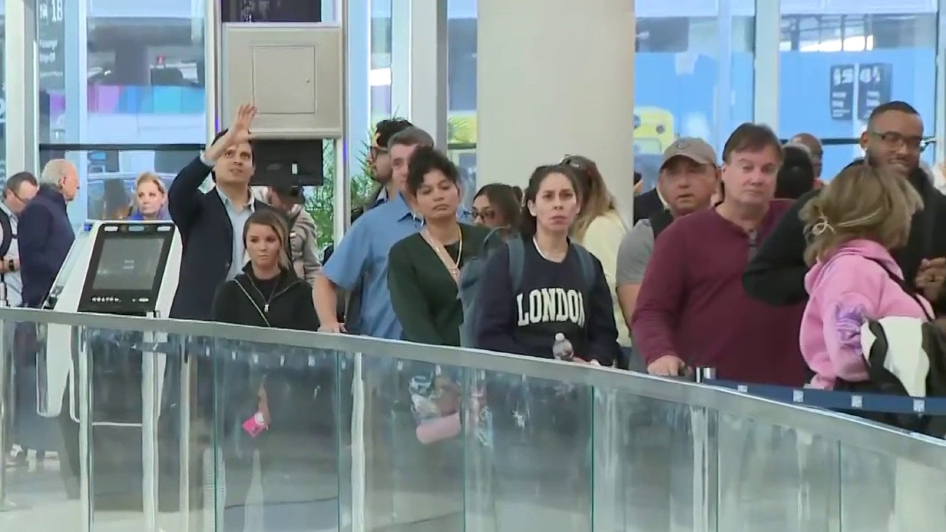 Houston airports struggle with long TSA lines, major delays due to government shutdown