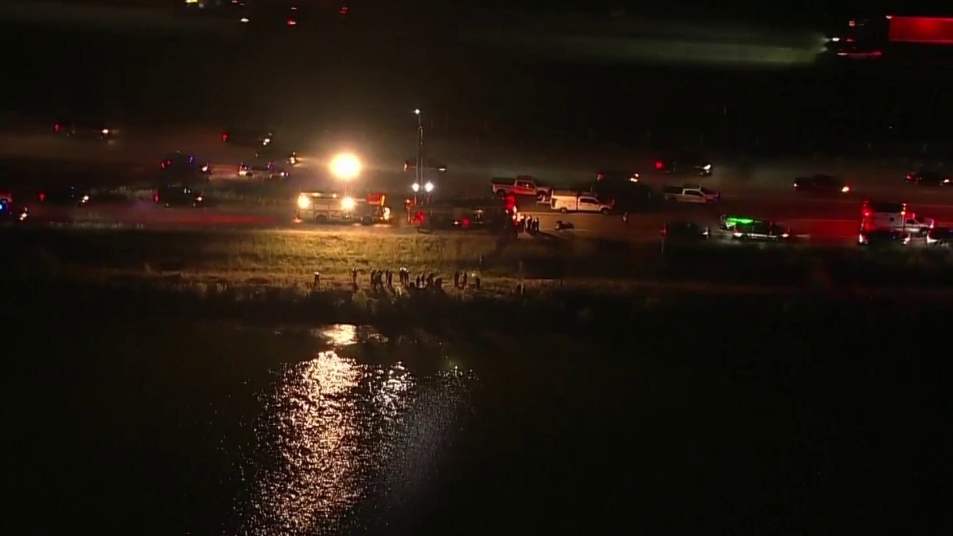 Suspect possibly escapes after chase ends with stolen car crashing into lake in Waller County