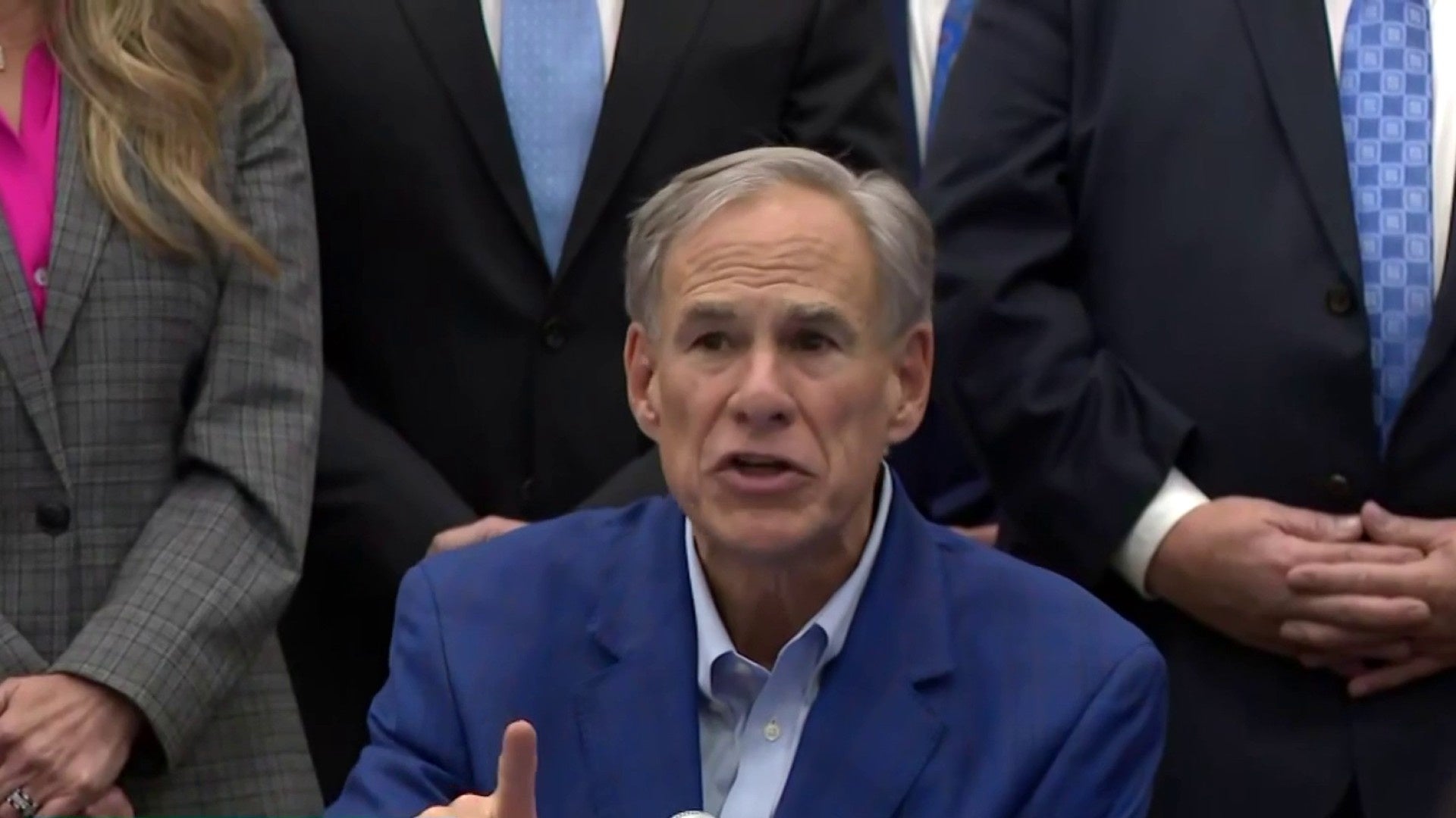 সাংবিধানিক আইন বিশেষজ্ঞ: গভর্নর অ্যাবটের স্কুলের ওয়াকআউট সংক্রান্ত আইন রয়েছে