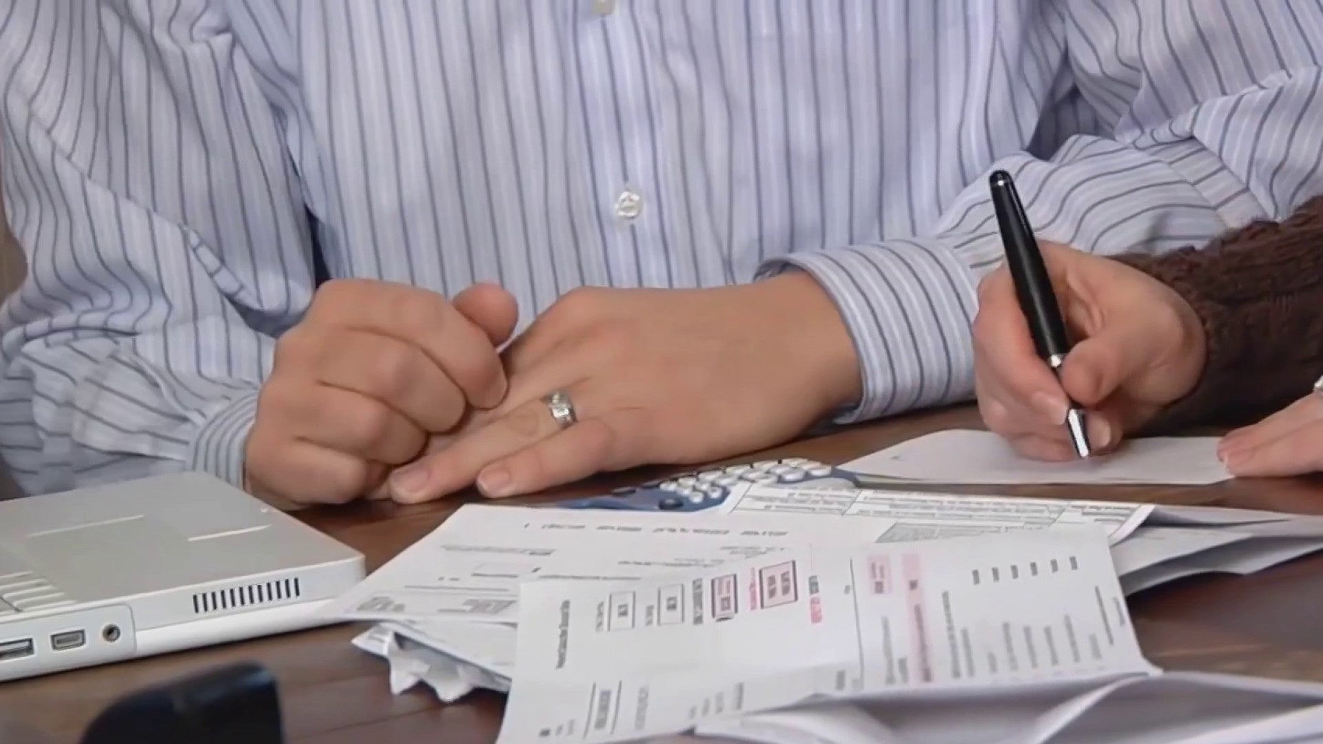 Federal workers could face eviction risks as paychecks stall nearly a month into shutdown