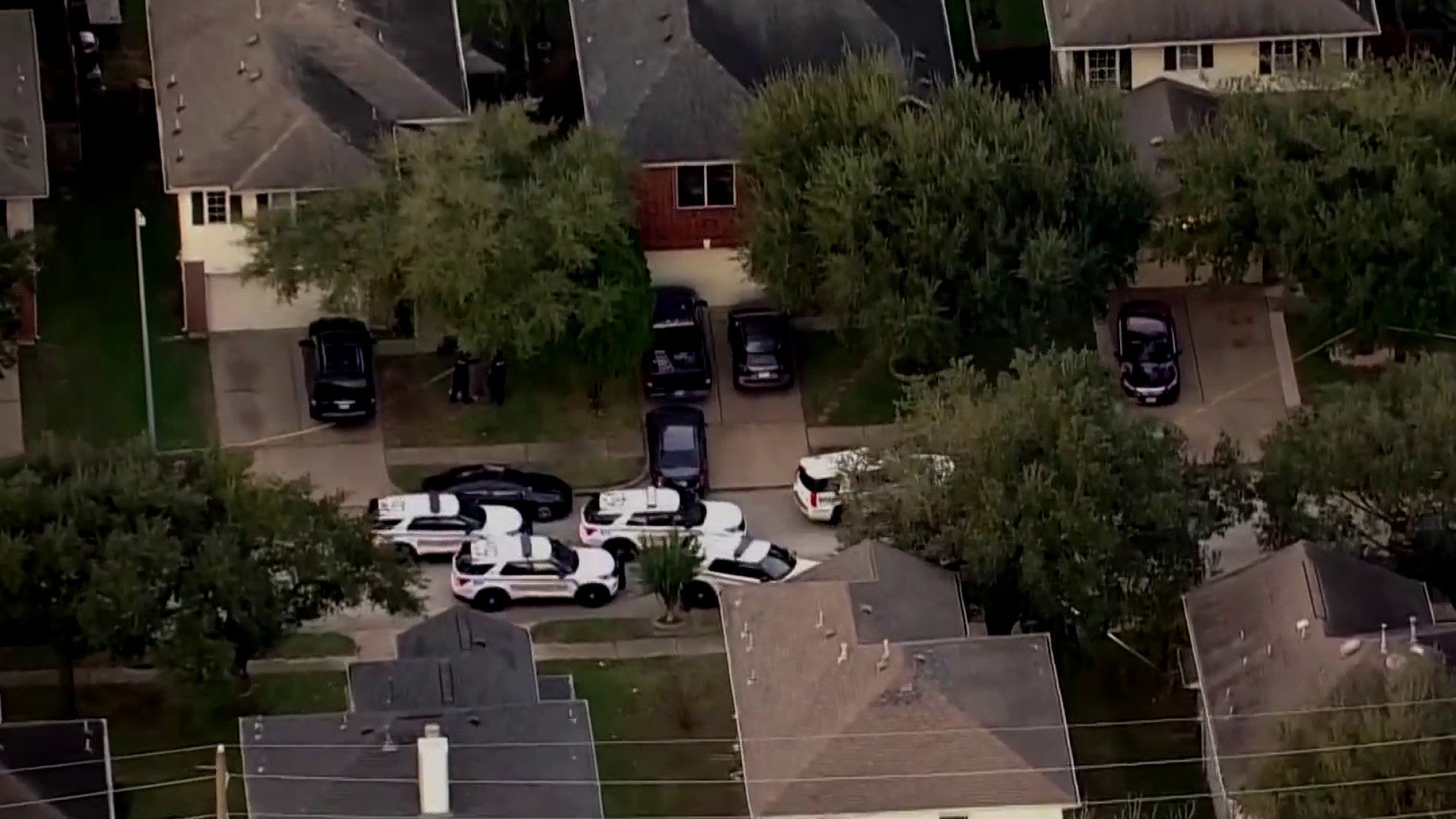 ক্যাটি ডাবল খুনের সন্দেহভাজন হামলার আগে এক ঘণ্টারও বেশি সময় ধরে পরিবারের বাড়ির বাইরে অপেক্ষা করেছিল, নথিগুলি দেখায়